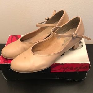 Capezio nude dance shoes | size 9 M